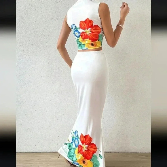 Women's Positioning Flower Printed Slim Fit Two Piece Set - Picture 4 of 4